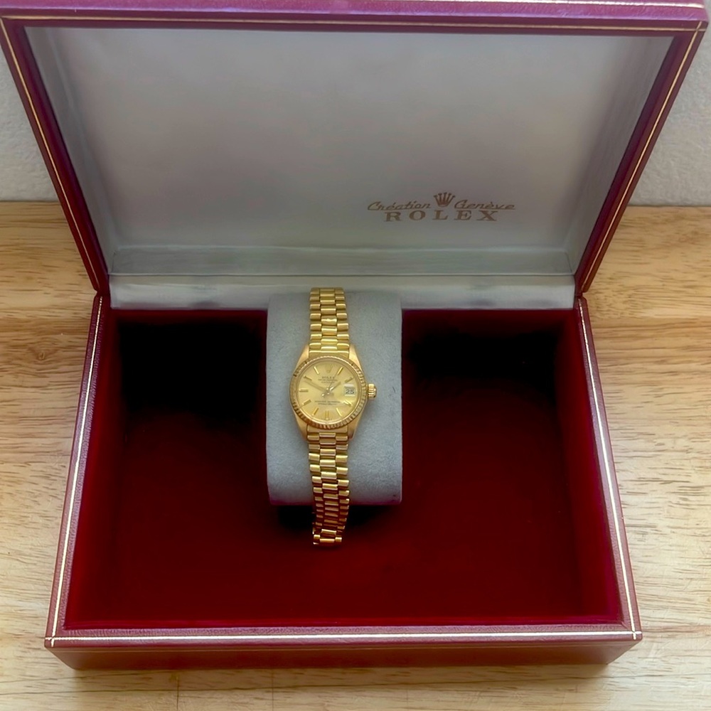 Authentic Womens 18k gold rolex, lightly used. Very good. Extra link & box